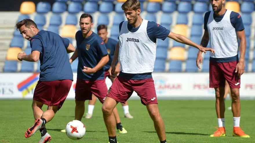 Bruno Rivada durante un entrenamiento en Pasarón. // Gustavo Santos