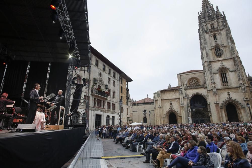 Carmina Burana abarrota la plaza de la Catedral de Oviedo