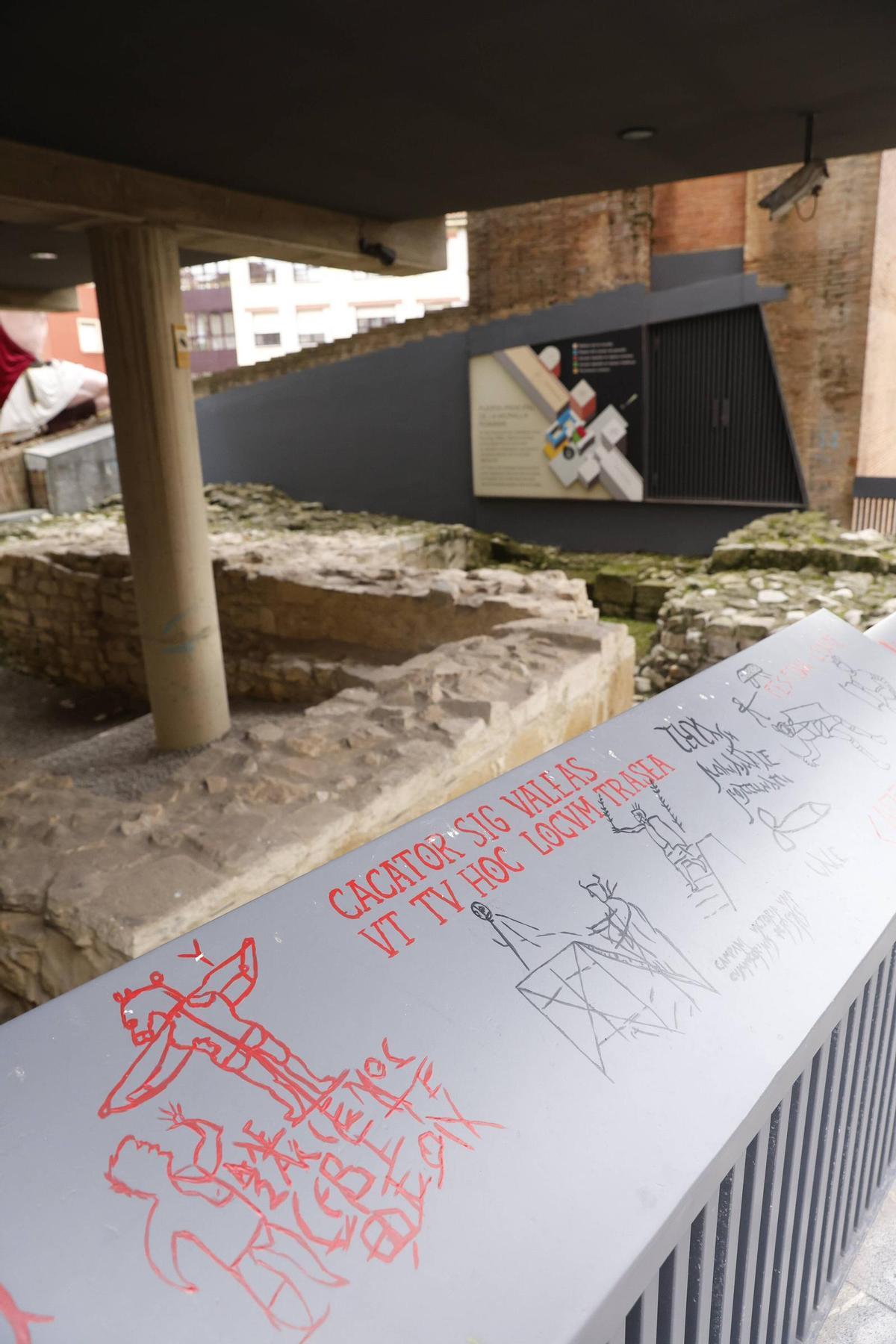 Los vecinos de Gijón piden multas "ejemplares" y concienciación para combatir las pintadas callejeras (en imágenes)