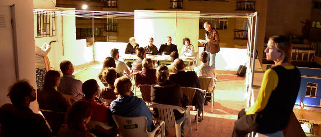 Momento del encuentro, que se celebró en la azotea de la Pensión Neptuno, en Guanarteme.