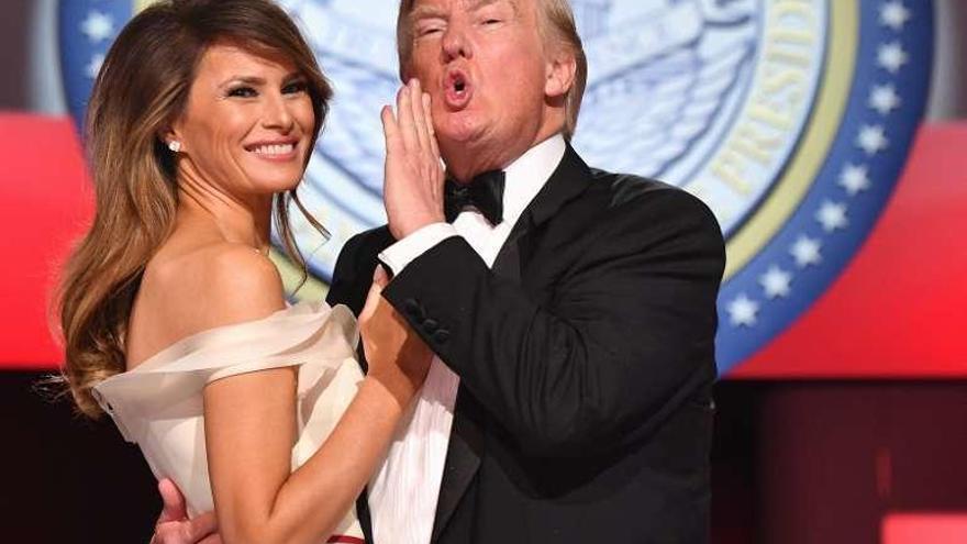 Melania Trump en un baile con su marido. // Efe