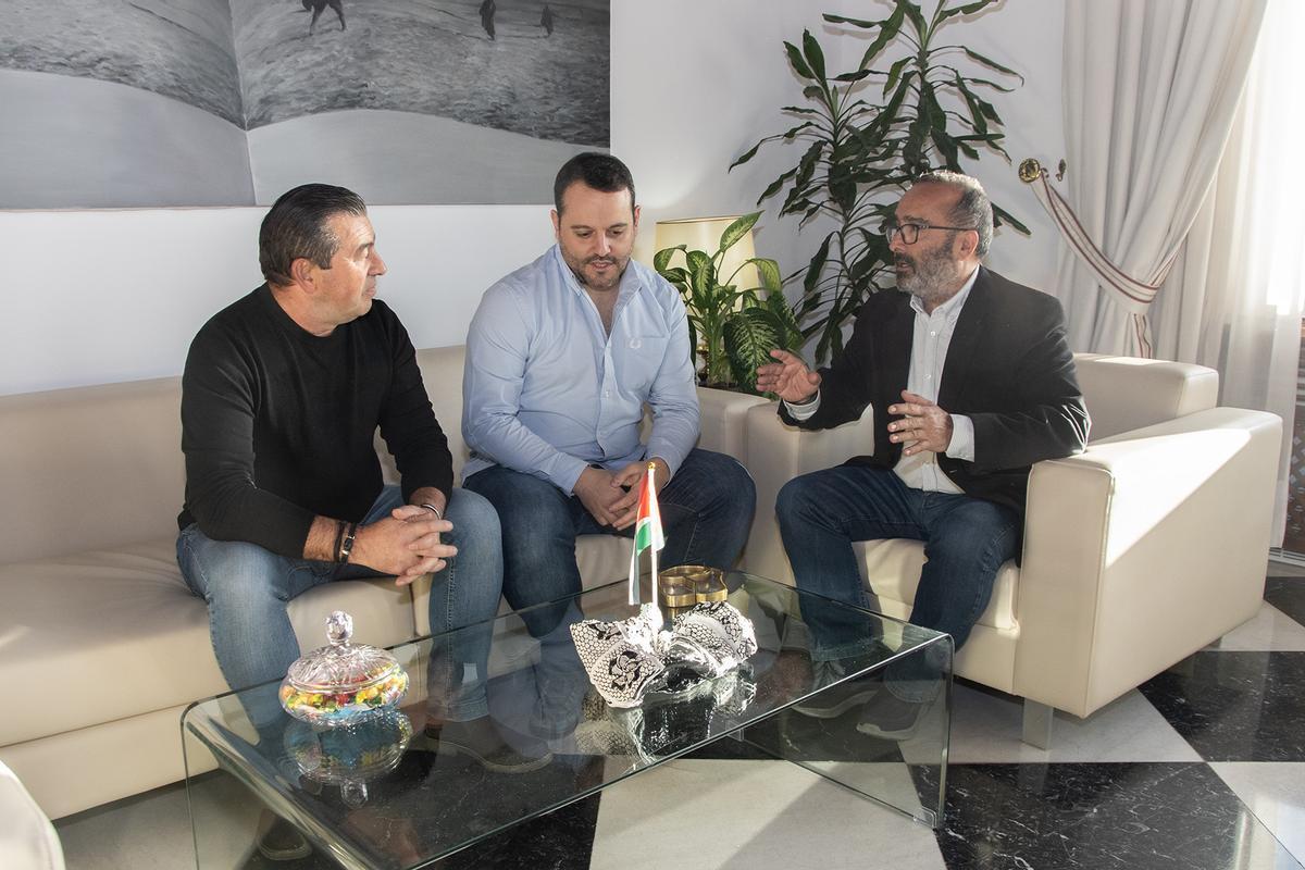 Juan Antonio Díaz, alcalde de Almaraz, Fernando Sánchez, alcalde de Belvís de Monroy, y Miguel Ángel Morales, presidente de la Diputación de Cáceres.