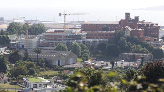 Estado de las obras de ejecución del futuro edificio polivalente del Hospital de Jove.  | ÁNGEL GONZÁLEZ