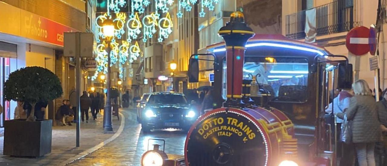 Trenecito turístico que recorre el centro de Puente Genil.