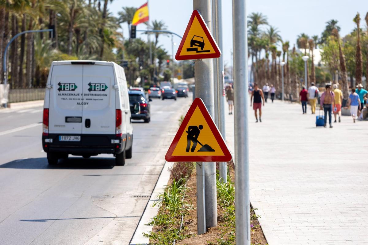 Dos señales advierten sobre las obras a los conductores.