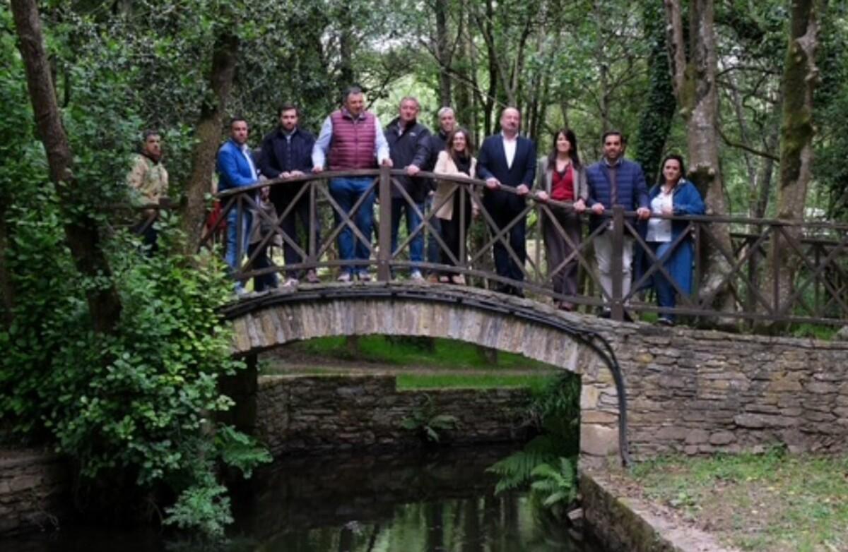 Autoridades, locales y autonómicas, en una visita al parque do Carboeiro, en Sgüeiro, Oroso