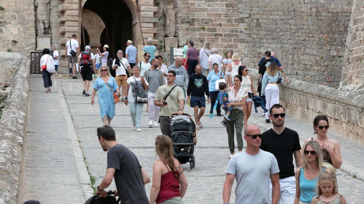 Galería de imágenes de la gran afluencia de turistas en la ciudad de Ibiza a principios de junio
