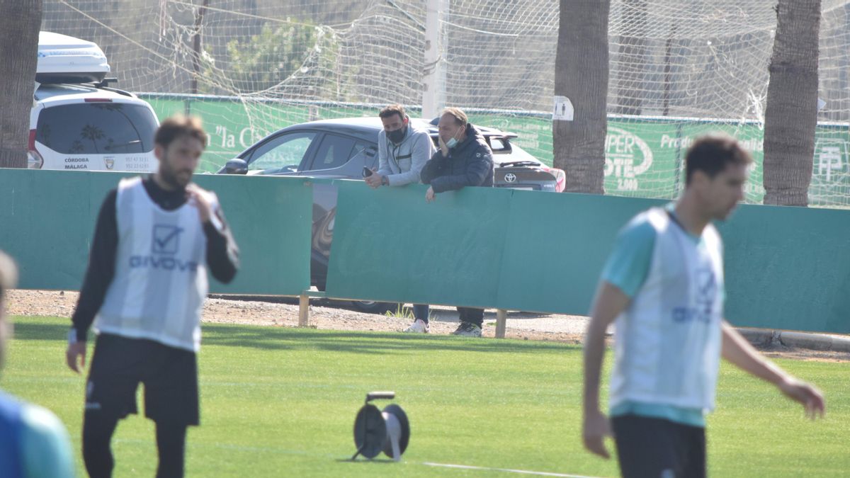 Julio Cruz conversa con José Carrasco, este miércoles, en la Ciudad Deportiva