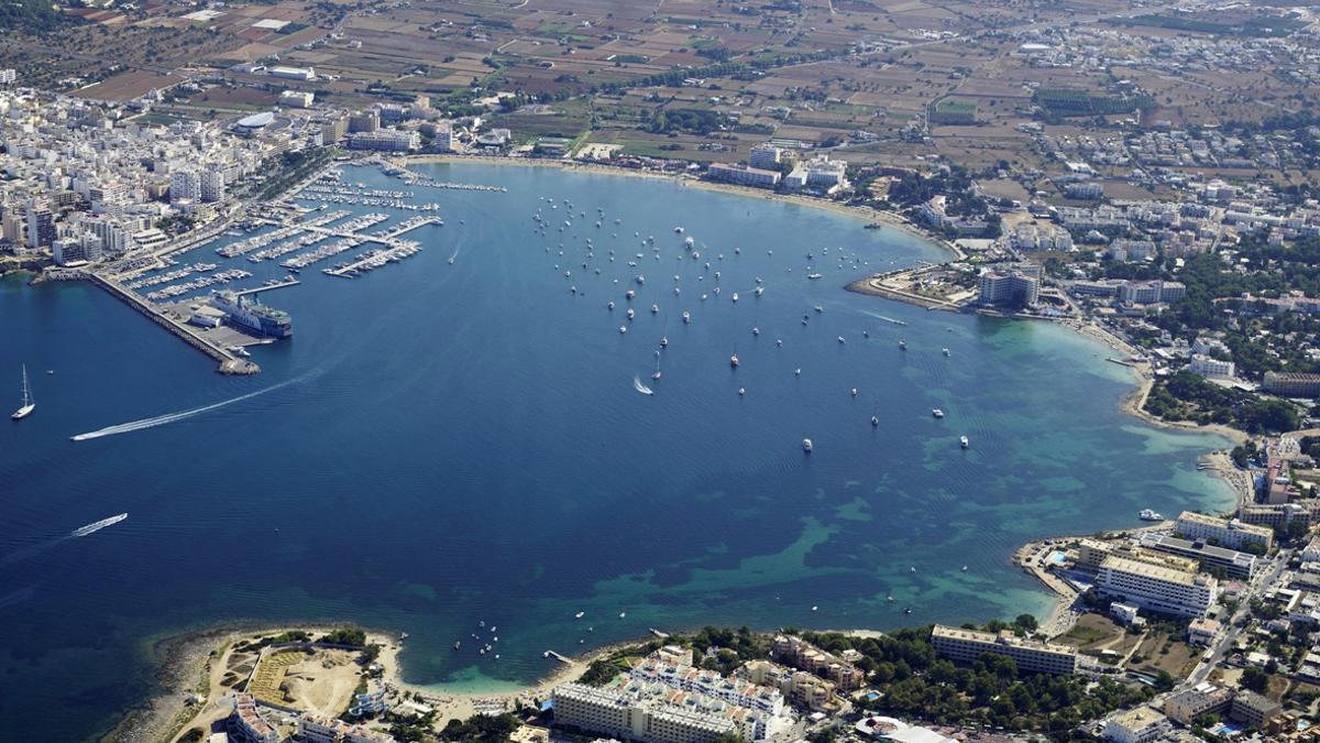 Vista aérea de la bahía de Sant Antoni.