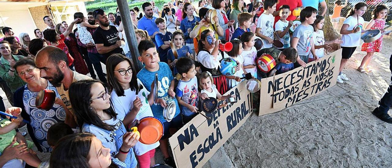 Una de las protestas de cursos pasados ante la escuela por los recortes en el profesorado.