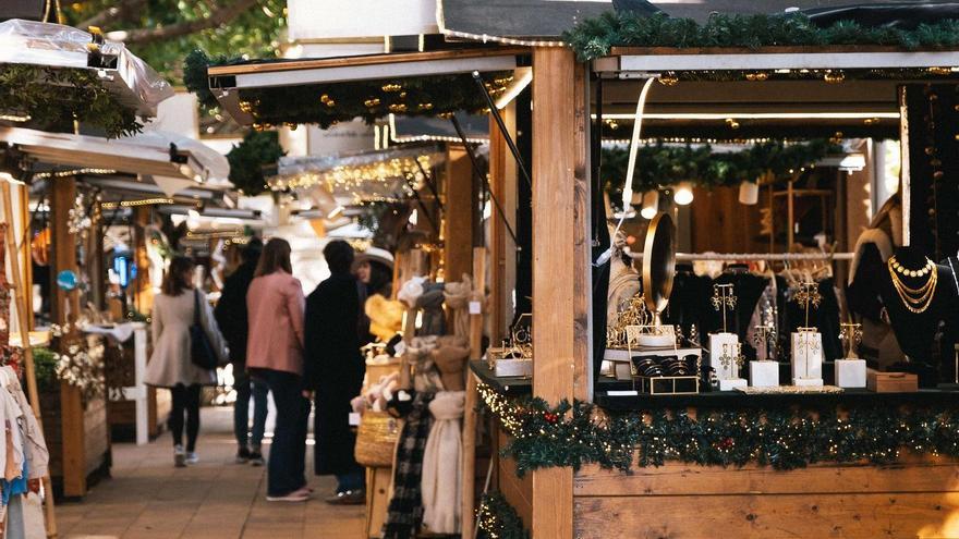 Casetas con gastronomía, artesanía y todo tipo de regalos en el mercadillo