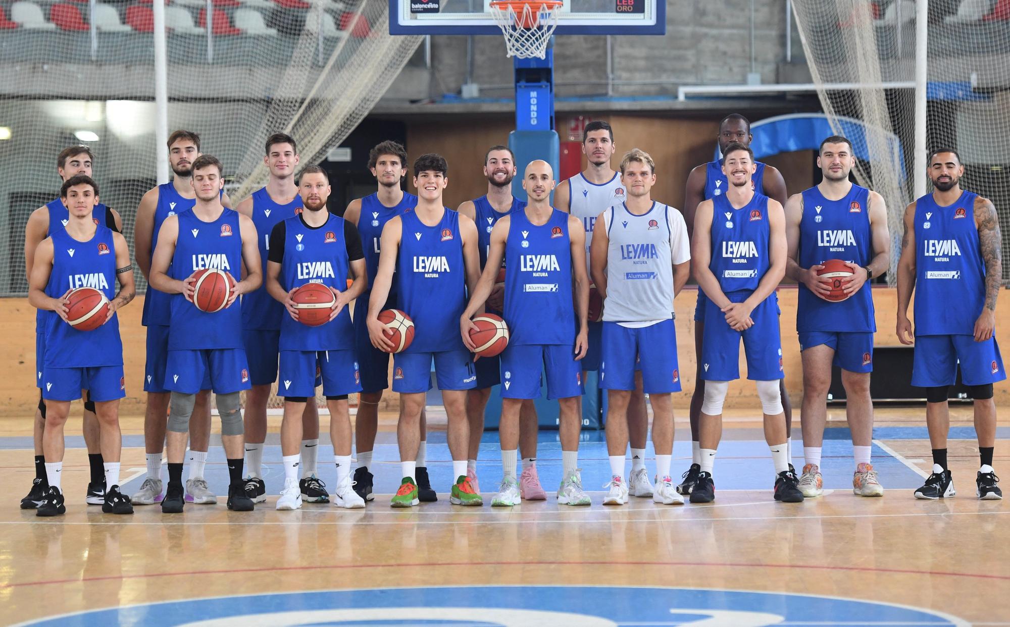 Primer entrenamiento del Leyma Básquet Coruña de la temporada en el Palacio de los Deportes de Riazor