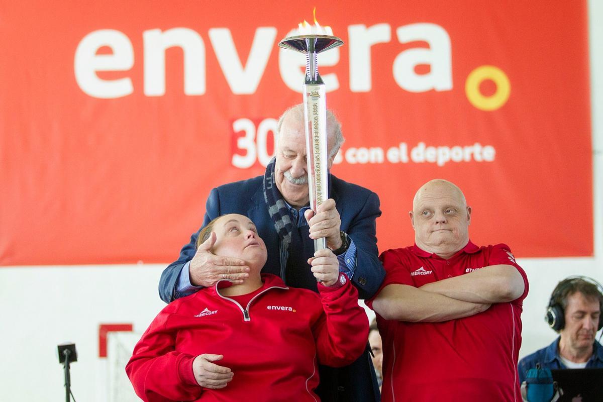 María Ángeles de las Heras e Ignacio Mateos, deportistas de Envera, acompañan a Vicente del Bosque en su presentación como embajador deportivo de Envera