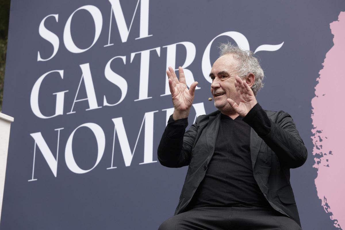 El chef Ferran Adrià interviniendo en un acto.