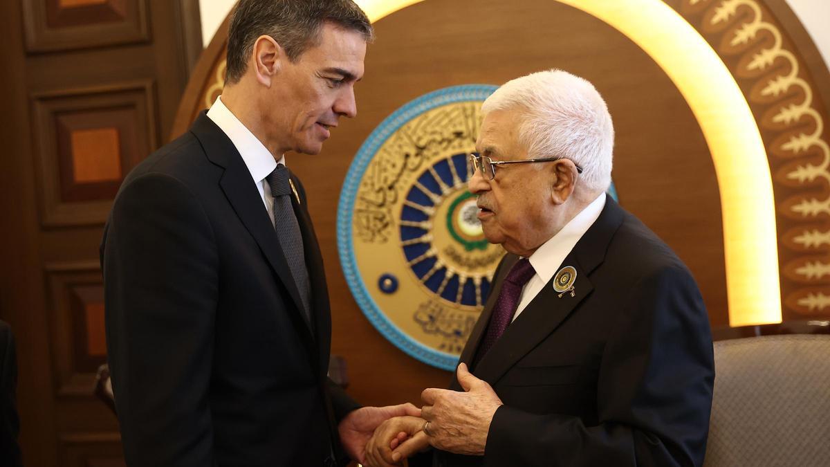 Sánchez conversa con el presidente palestino, Mahmoud Abbas, el pasado 17 de mayo en Bagdad (Irak).