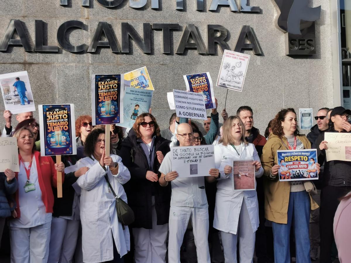 Protesta de celadores esta mañana a las puertas del Hospital San Pedro de Alcántara.