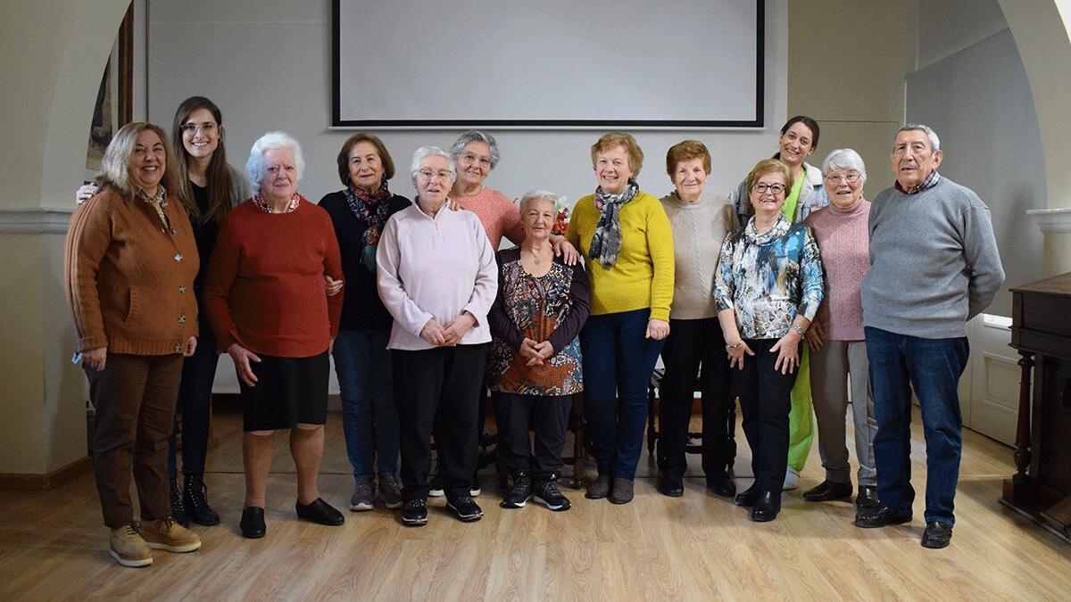 La responsable del programa y los participantes posan en una foto de familia