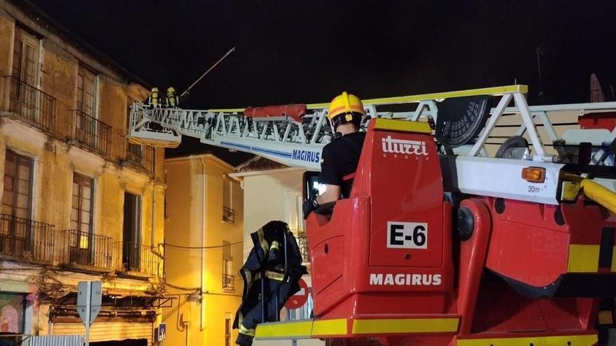 Bomberos trabajando en un incendio.