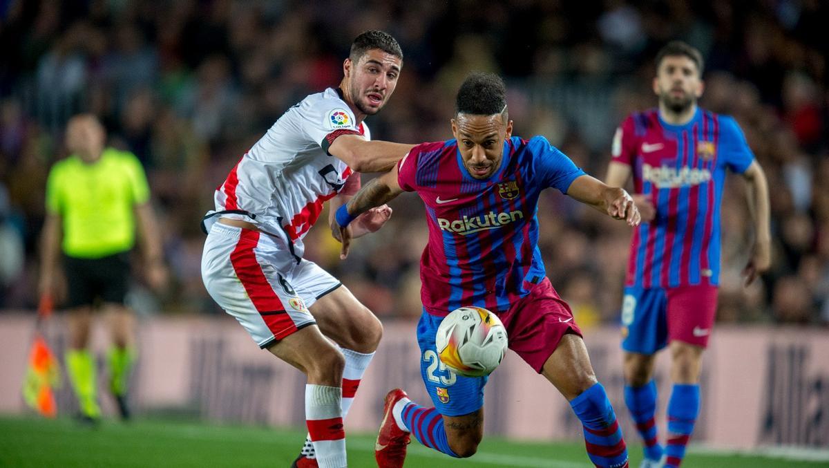 Aubameyang intenta iniciar una jugada de ataque en el Barça-Rayo del Camp Nou.