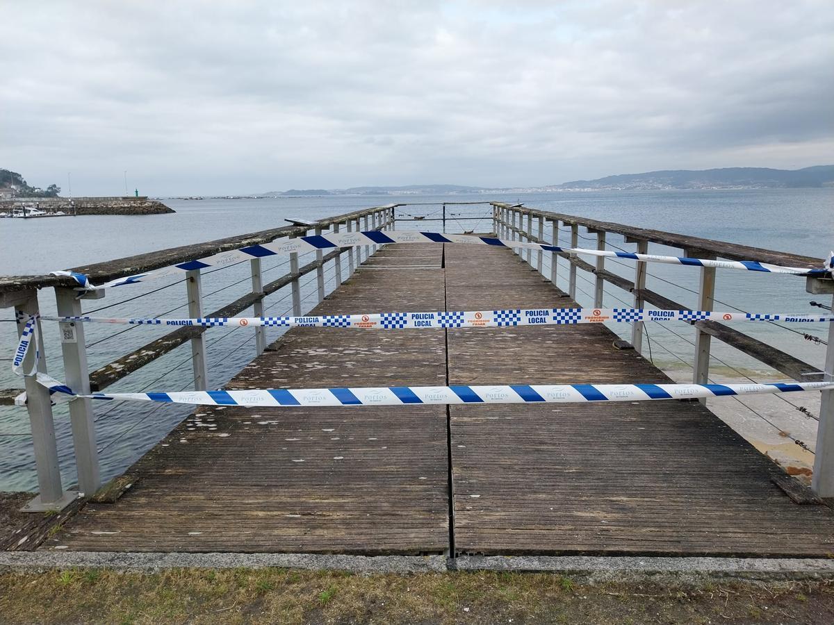 El acceso al antiguo muelle de Attilio, en el centro de Bueu, también está prohibido por el mal estado del entablado.