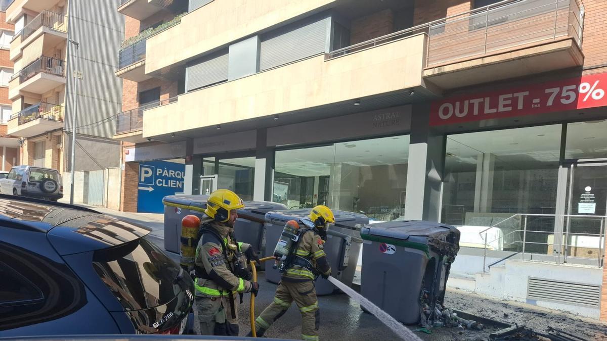 Cremen sis contenidors a Manresa en menys de deu minuts