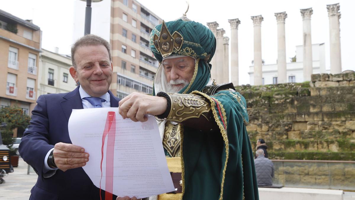 Julián Urbano con el emisario real de la Cabalgata de Reyes.