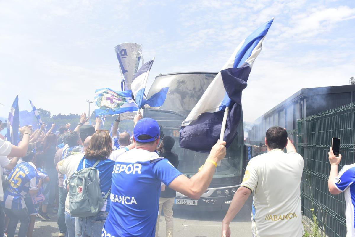 Así fue la salida del Deportivo camino de Valladolid con sus aficionados despidiéndole