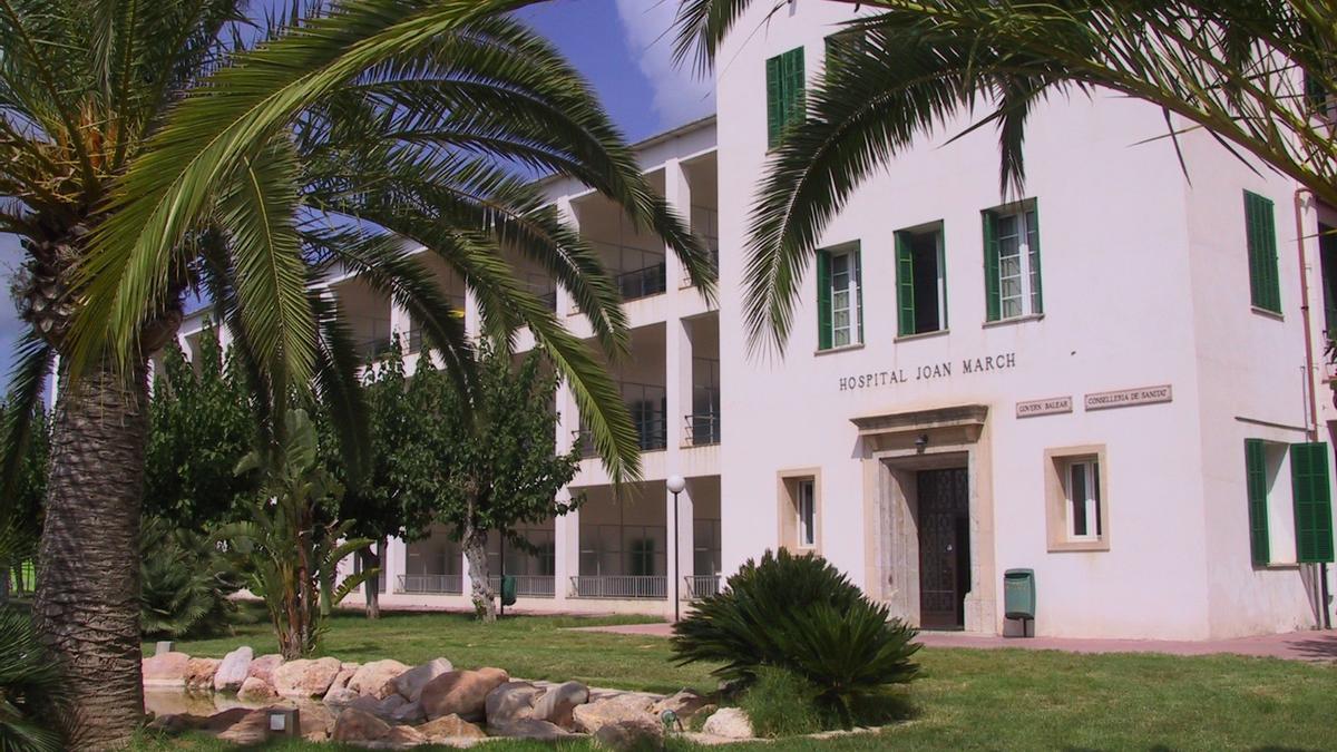 Exterior del hospital Joan March, donde ha fallecido la mujer.