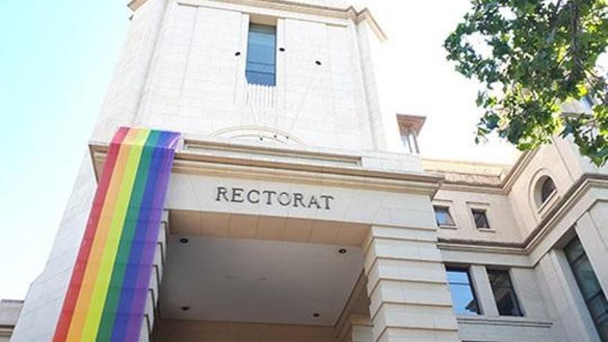 Bandera LGTB desplegada en la fachada del Rectorado de la Universitat de València.