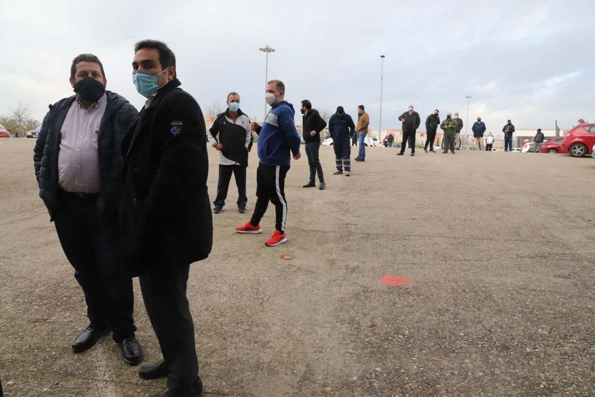 Colas en el estadio de El Arcángel para retirar las entradas del Córdoba CF-Getafe