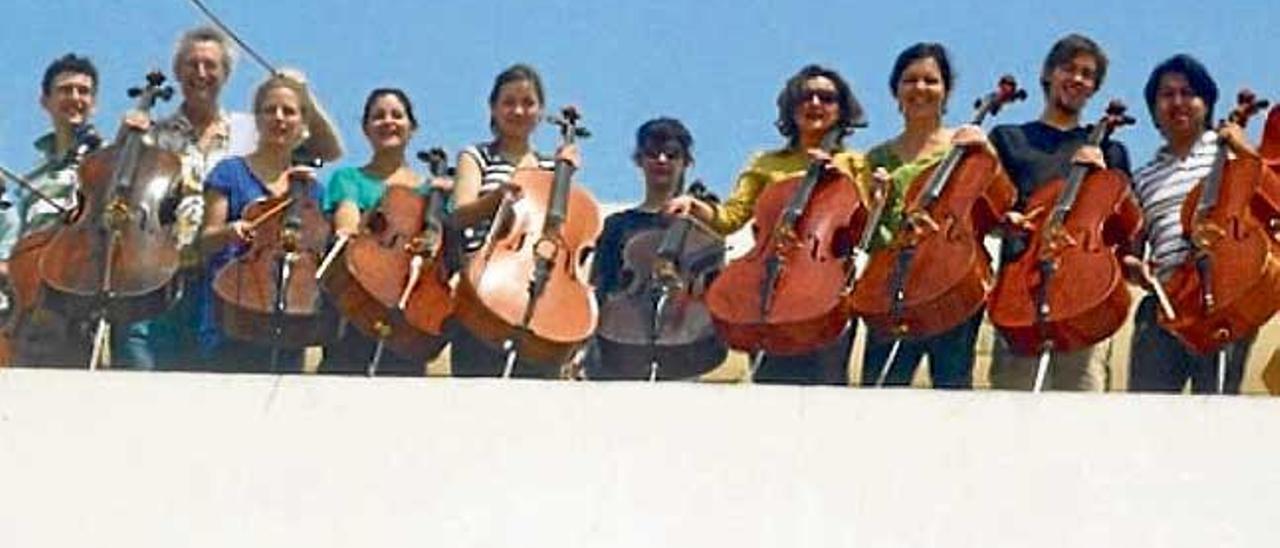 Doce violonchelistas al son