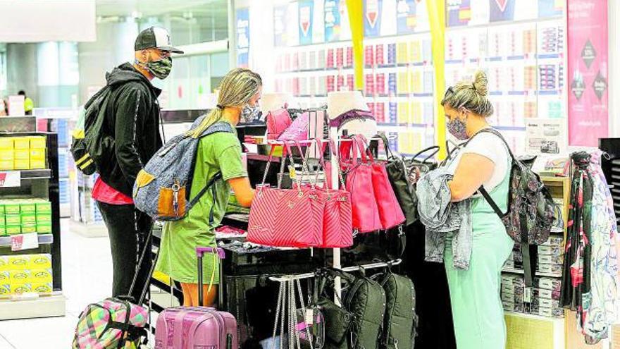 Clientela en un establecimiento comercial en un aeropuerto canario. | | EL DÍA