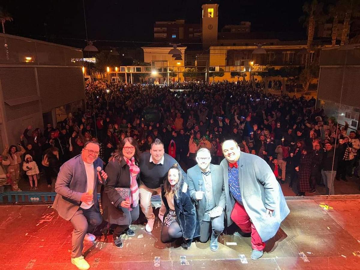 Ediles, peñistas y presentadores, en la plaza del Port. Ediles, peñistas y presentadores, en la plaza del Port.