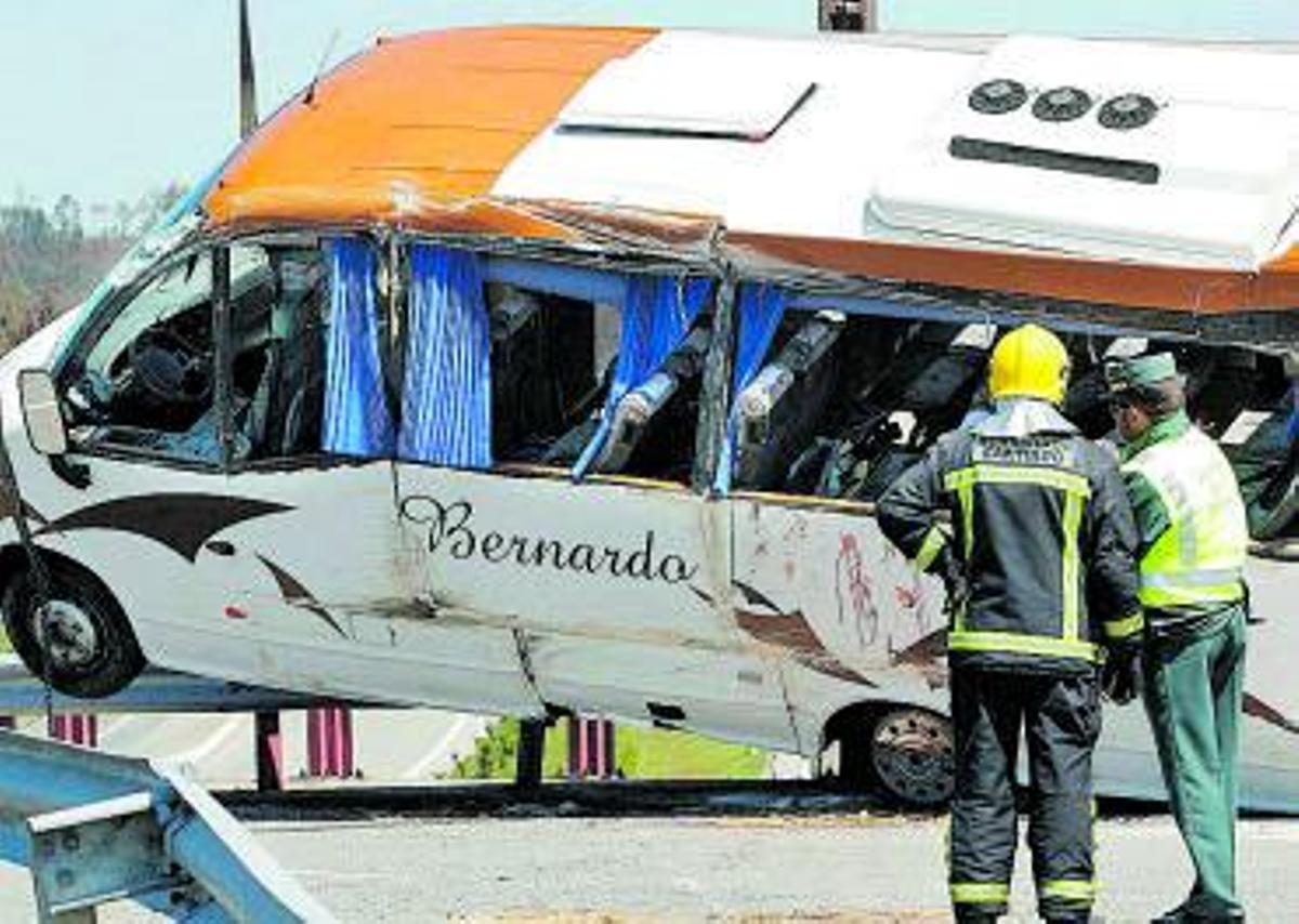 Microbús en el que viajaban el equipo Emevé de voleibol, con tres muertas.   | // LAVANDEIRA