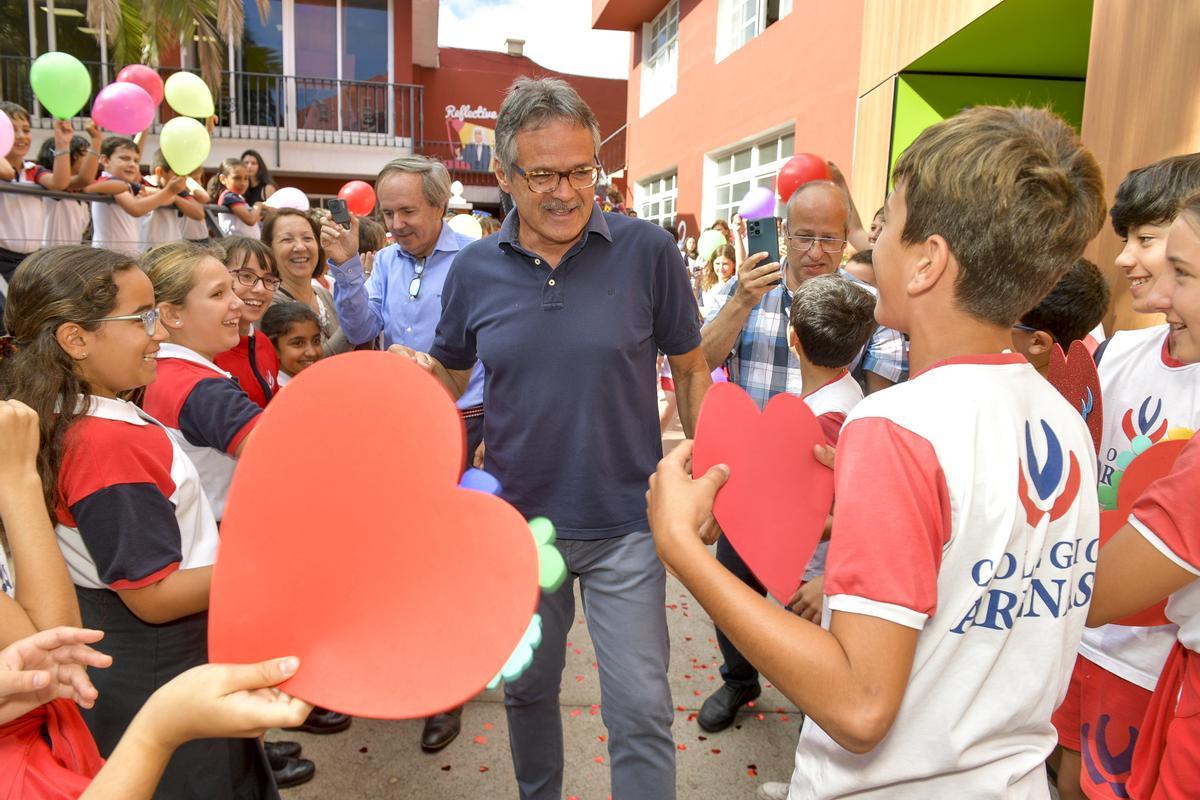 Gilberto Jorge Acosta recoge emocionado las dedicatorias de sus alumnos.