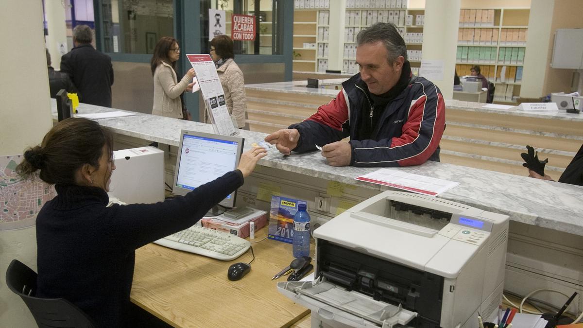 Una funcionaria del Ayuntamiento de Ontinyent atiende a un ciudadano.