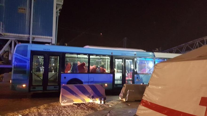 Los inmigrantes rescatados en la noche del lunes, siendo trasladados desde el puerto de Málaga.