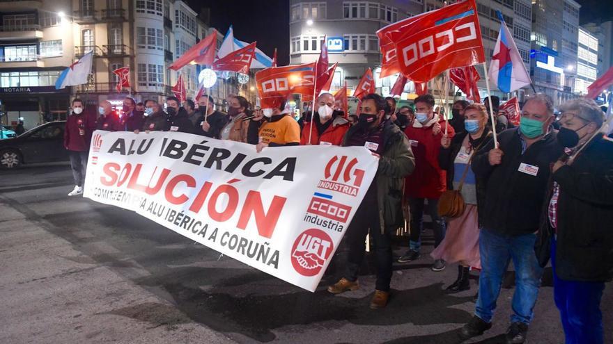 Trabajadores de Alu Ibérica de A Coruña durante una protesta. |   // CARLOS PARDELLAS