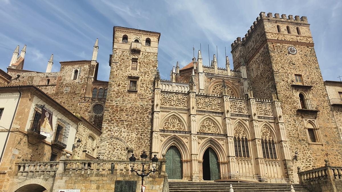 El Real Monasterio de Guadalupe, en la imagen, que recibe durante todo el año a peregrinos de todo el mundo.