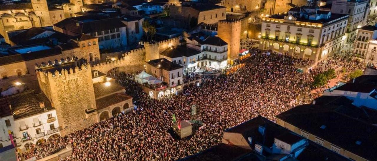 La plaza Mayor, a reventar la noche de este viernes en Womad.