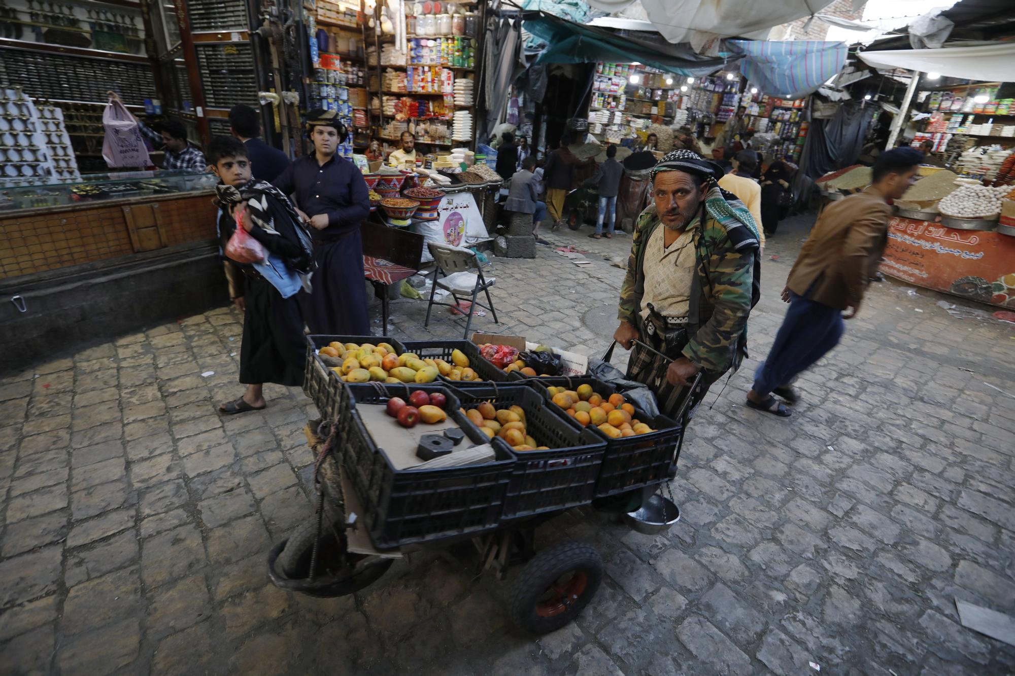 La población vuelve a las calles un día después del anuncio de tregua por las partes beligerantes en Yemen. En la imagen, un mercado de la ciudad de Saná.