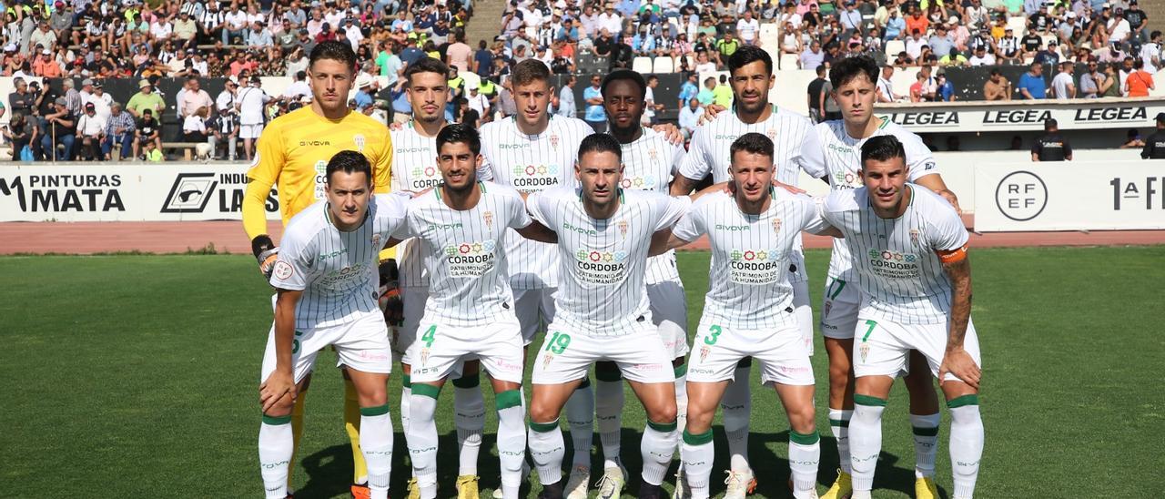 El equipo titular del Córdoba CF que perdió este domingo ante la Balompédica Linense, en La Línea.