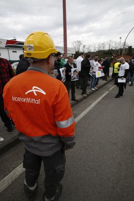 Trabajadores de Arcelor concentrados en la entrada de la factoría en Trasona