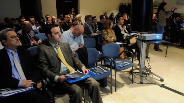 Asistentes a la jornada informativa organizada por la FADE en Oviedo sobre el nuevo plan del Gobierno central para cobrar facturas a la Administración.