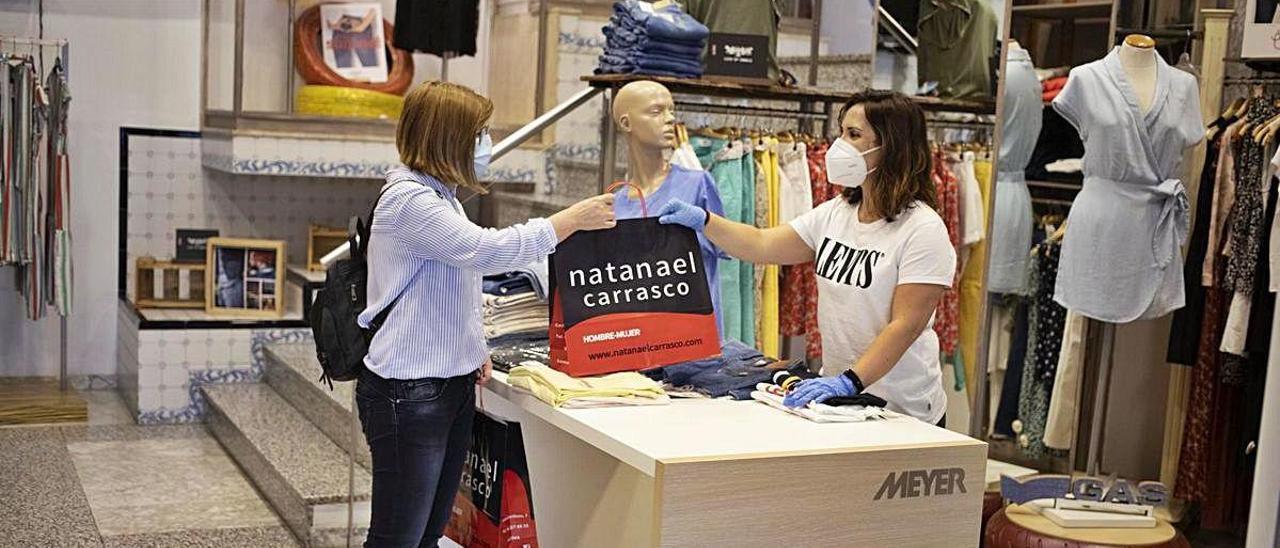 Una compra ayer por la mañana en Natanael Carrasco, en la calle Carlos Sarthou de Xàtiva.