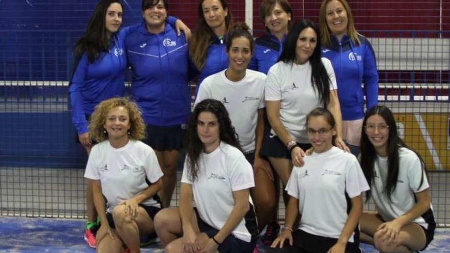 Las jugadoras del Transportes Juan Carlos Gallego posan para las cámaras.