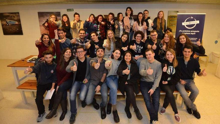 Los participantes en el intercambio en Pontevedra posan para una fotografía de familia. // Gustavo Santos