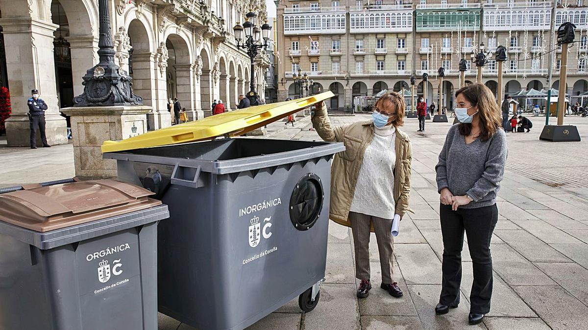 La edil de Medio Ambiente, Esther Fontán, y la alcaldesa, Inés Rey, con los contenedores. |   // LA OPINIÓN