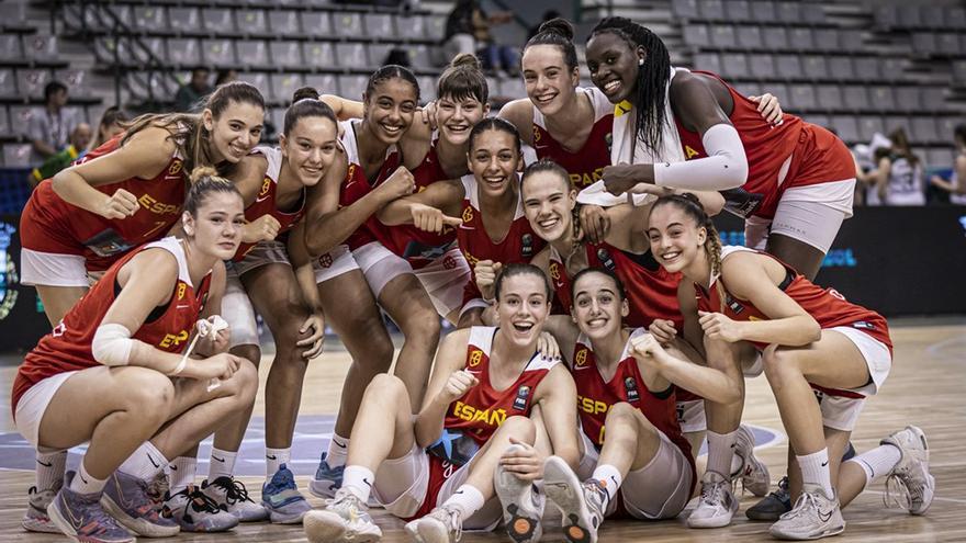 Las chicas de la selección sub-16 de España celebran el pase a los octavos tras tres contundentes victorias