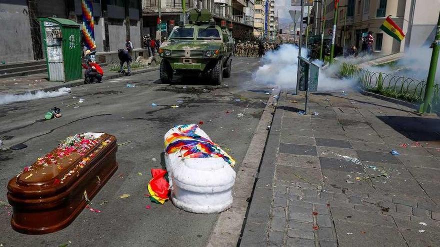 Los ataúdes de dos de los ocho muertos en choques con militares yacen en una calle de La Paz tras ser disuelta la marcha fúnebre. // Reuters